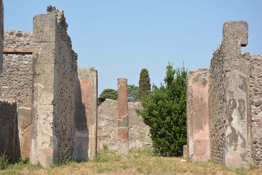 IX.6.5 Pompeii. July 2017. Looking east across tablinum “g” towards peristyle “3”.
Foto Annette Haug, ERC Grant 681269 DÉCOR.

