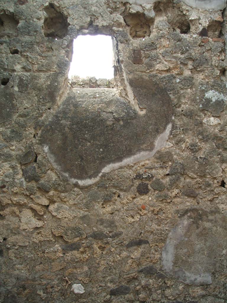 IX.6.g Pompeii. May 2005. West wall of triclinium “k”, with small window to light-yard of IX.6.d.