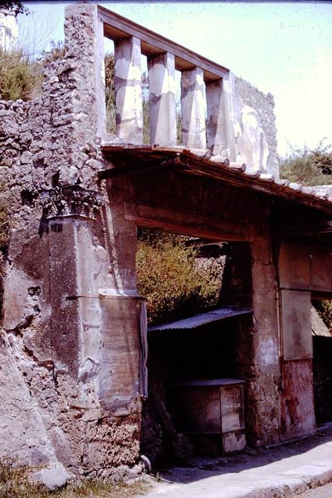 IX.7.2 Pompeii, in centre. 1961. Looking east along Via dell’Abbondanza. Photo by Stanley A. Jashemski.
Source: The Wilhelmina and Stanley A. Jashemski archive in the University of Maryland Library, Special Collections (See collection page) and made available under the Creative Commons Attribution-Non Commercial License v.4. See Licence and use details.
J61f0712
