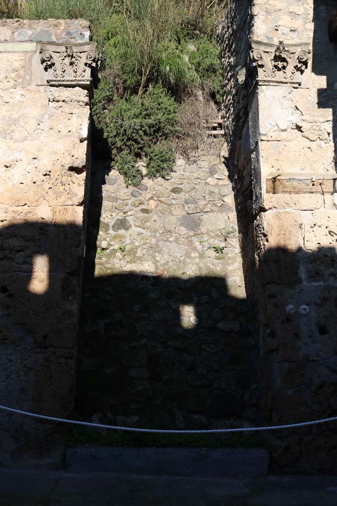 IX.7.3, Pompeii. December 2018.
Unexcavated house entrance doorway, detail of capitals on either side of doorway.
Photo courtesy of Aude Durand.