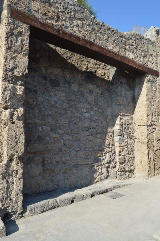 IX.7.11 Pompeii. October 2017. Detail of entrance to partly-excavated shop.
Foto Taylor Lauritsen, ERC Grant 681269 DÉCOR.