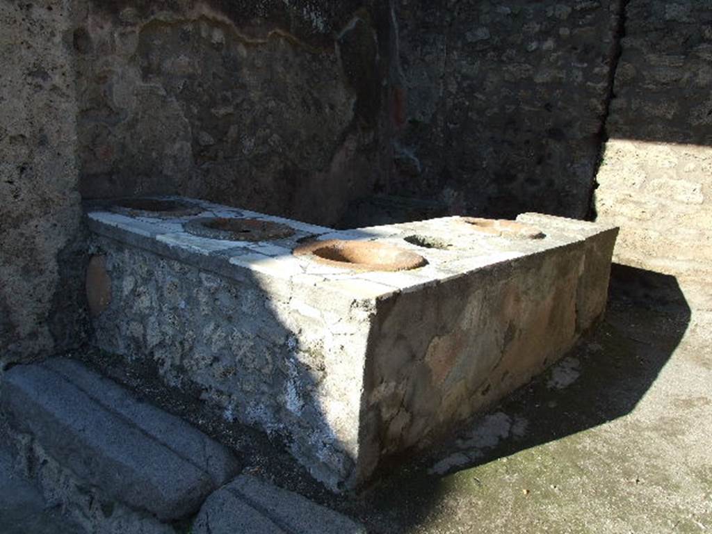 IX.7.13 Pompeii. December 2006. Counter with 5 urns.