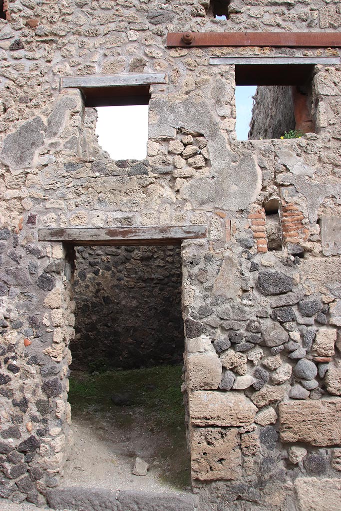 IX.7.15 Pompeii. October 2024.
Entrance doorway with windows above. Photo courtesy of Klaus Heese.