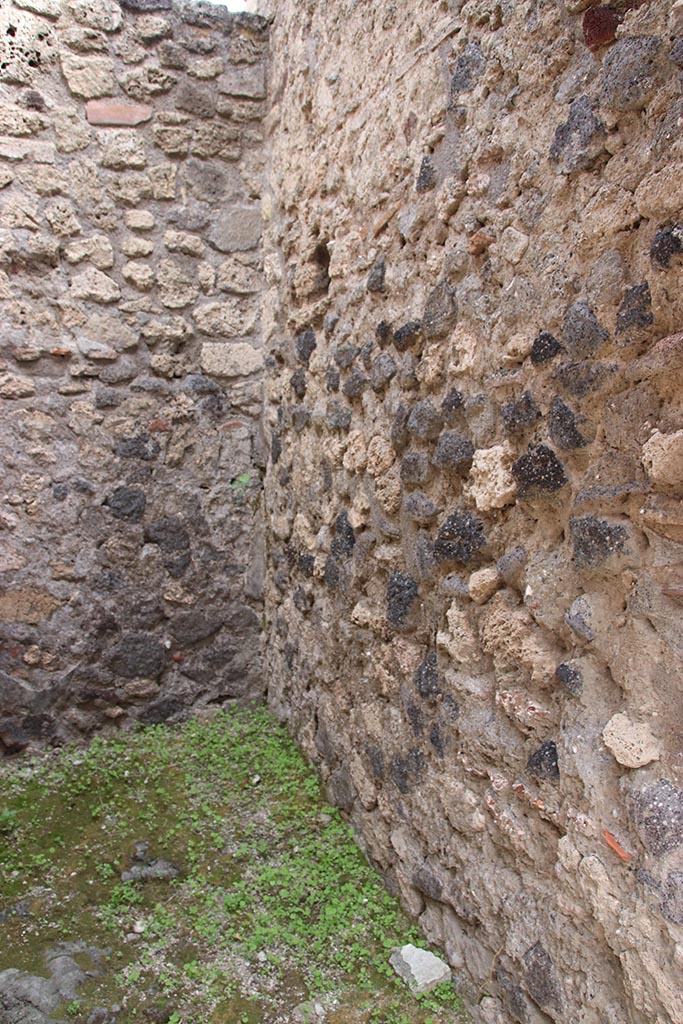 IX.7.15 Pompeii. October 2024. South-east corner. Photo courtesy of Klaus Heese.