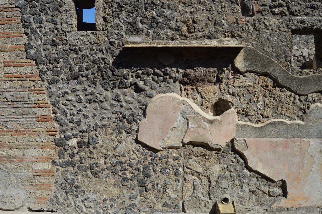 Vicolo di Tesmo, east side, Pompeii. October 2017. Looking towards remaining plaster with niche behind.
Foto Taylor Lauritsen, ERC Grant 681269 DÉCOR.
