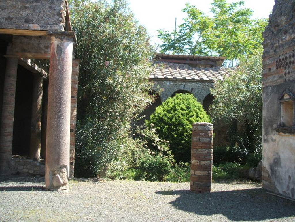 IX.7.20 Pompeii. May 2005. Looking east to peristyle garden and portico.
According to Jashemski, the portico was supported at the time of the eruption by fifteen columns.
Two columns stood at the rear of the atrium at the entrance to the portico.
See Jashemski, W. F., 1993. The Gardens of Pompeii, Volume II: Appendices. New York: Caratzas. (p.240)
