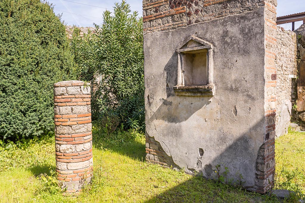 IX.7.20 Pompeii. April 2022. Looking south-east across atrium towards niche. Photo courtesy of Johannes Eber.

