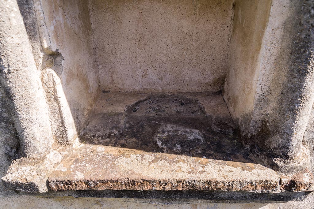 IX.7.20 Pompeii. April 2022. Detail of shelf from base of niche. Photo courtesy of Johannes Eber.

