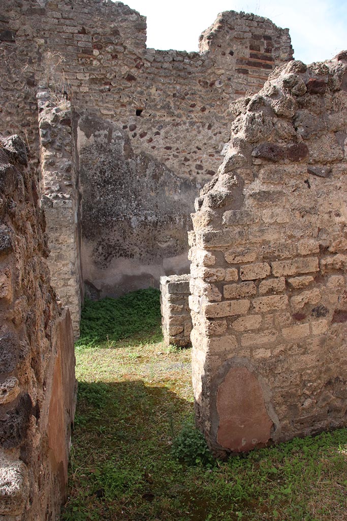 IX.7.22 Pompeii. October 2024. 
Doorway in south-west corner into bar-room. Photo courtesy of Klaus Heese.
