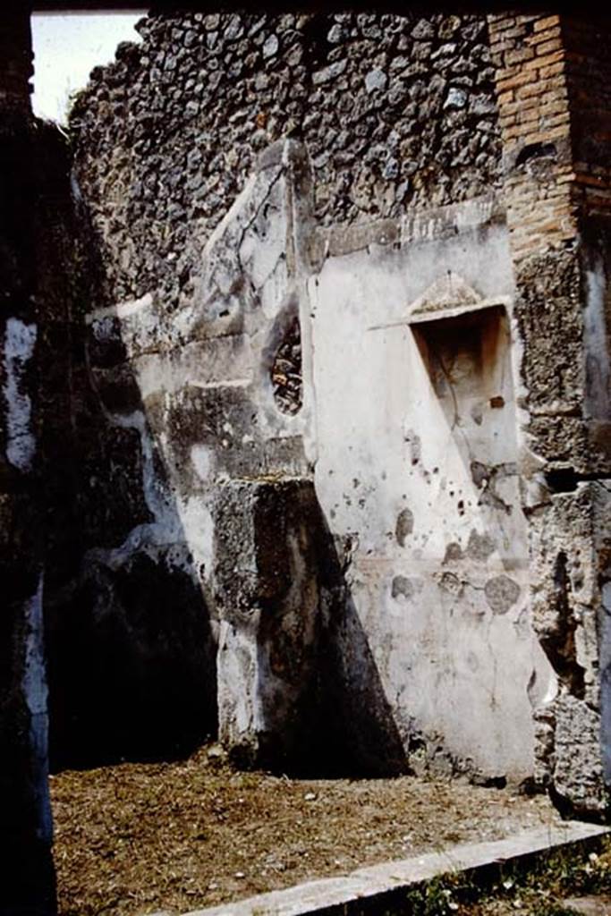 IX.8.2 Pompeii. 1961. West wall, with original painting in situ. Photo by Stanley A. Jashemski.
Source: The Wilhelmina and Stanley A. Jashemski archive in the University of Maryland Library, Special Collections (See collection page) and made available under the Creative Commons Attribution-Non Commercial License v.4. See Licence and use details.
J61f0530