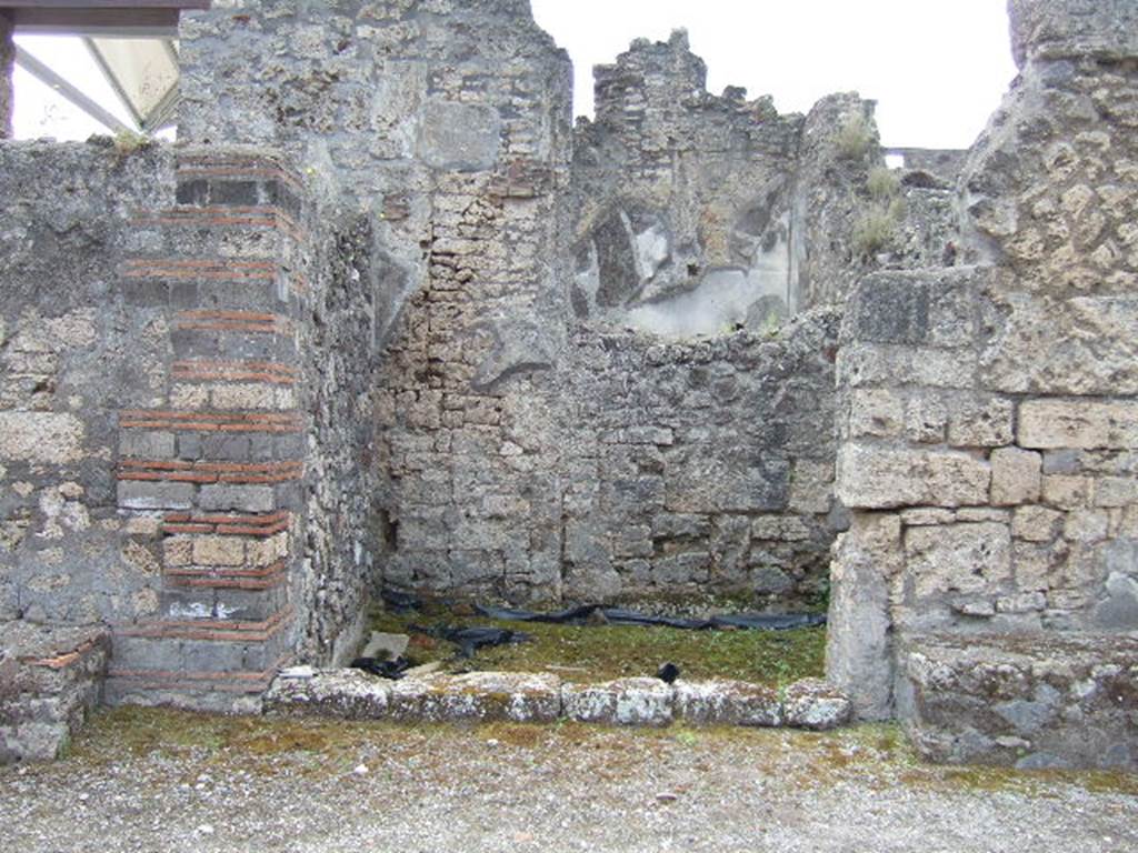 IX.8.5 Pompeii. May 2006. Looking south to entrance doorway of shop.
According to Della Corte, a recommendation found on the east (left) side between IX.8.6 and IX.8.5, associated a certain Urbanus with the proprietor Verus   Ur(banus rogat), idem facit (3751).  See Della Corte, M., 1965.  Case ed Abitanti di Pompei. Napoli: Fausto Fiorentino. (p.137).  According to Epigraphik-Datenbank Clauss/Slaby (See www.manfredclauss.de), it read as -
C(aium)  Calventium  Sittium
/IIv(i)r(um)
Rustius  facit  OMLVS  idem  facit    [CIL IV 3751]
