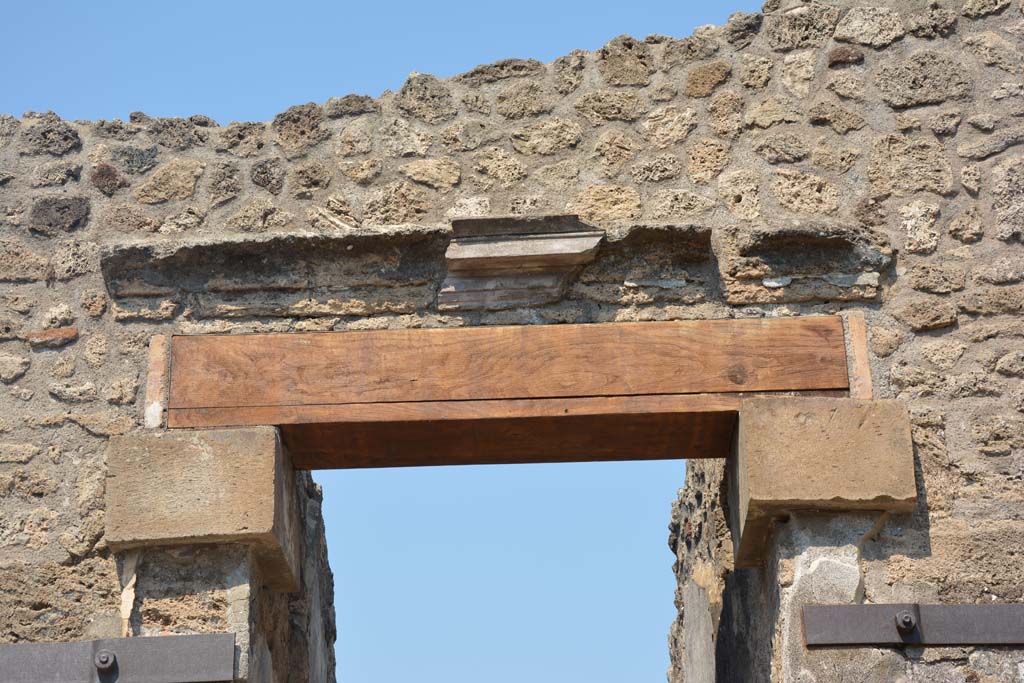 IX.8.b Pompeii. July 2017. Upper entrance doorway.
Foto Annette Haug, ERC Grant 681269 DÉCOR.
