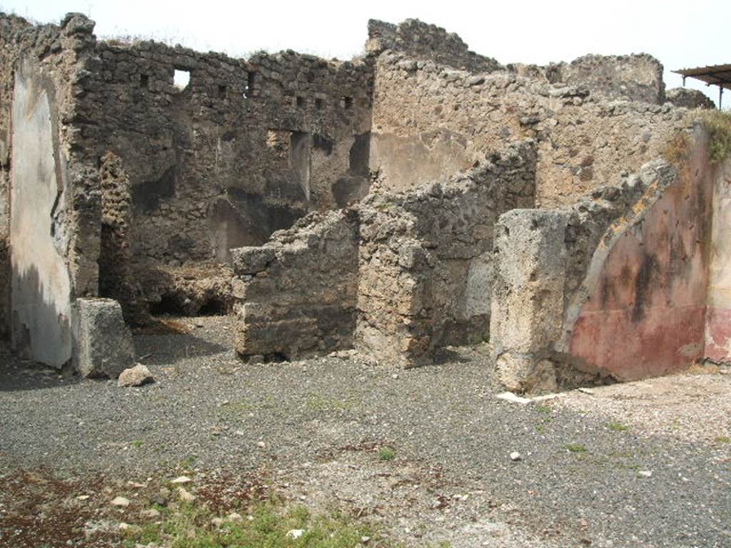 IX.8.b Pompeii. May 2005. Looking north-west across atrium towards kitchen on north side of entrance corridor.