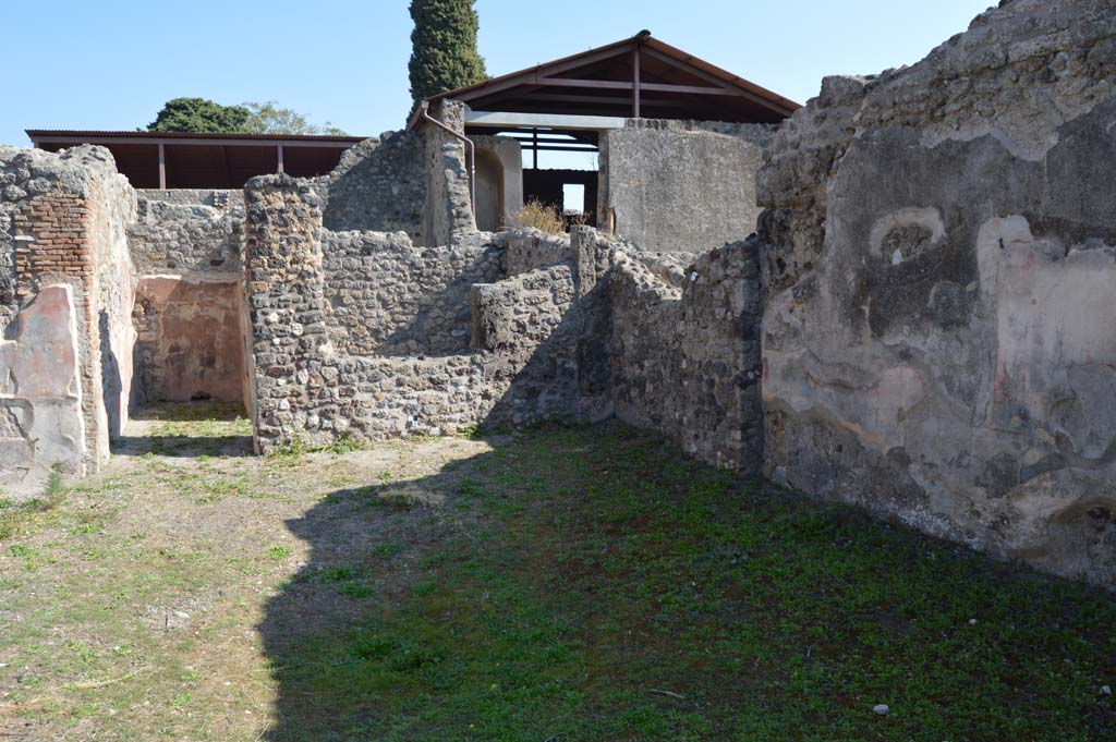 IX.8.b Pompeii. October 2017. Looking east across atrium towards windowed triclinium, in centre.
Foto Taylor Lauritsen, ERC Grant 681269 DÉCOR.

