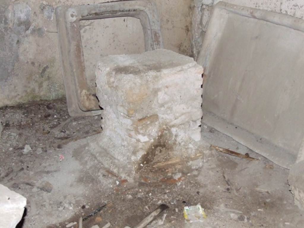 IX.9.10 Pompeii. March 2009. Masonry Altar.