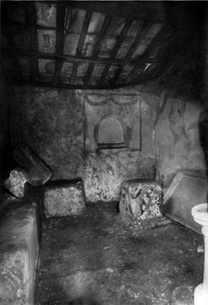 IX.9.10 Pompeii. c.1930s. Looking towards east wall, lararium and niche with garlands above.
See Boyce G. K., 1937. Corpus of the Lararia of Pompeii. Rome: MAAR 14. (459, Pl 41,1)