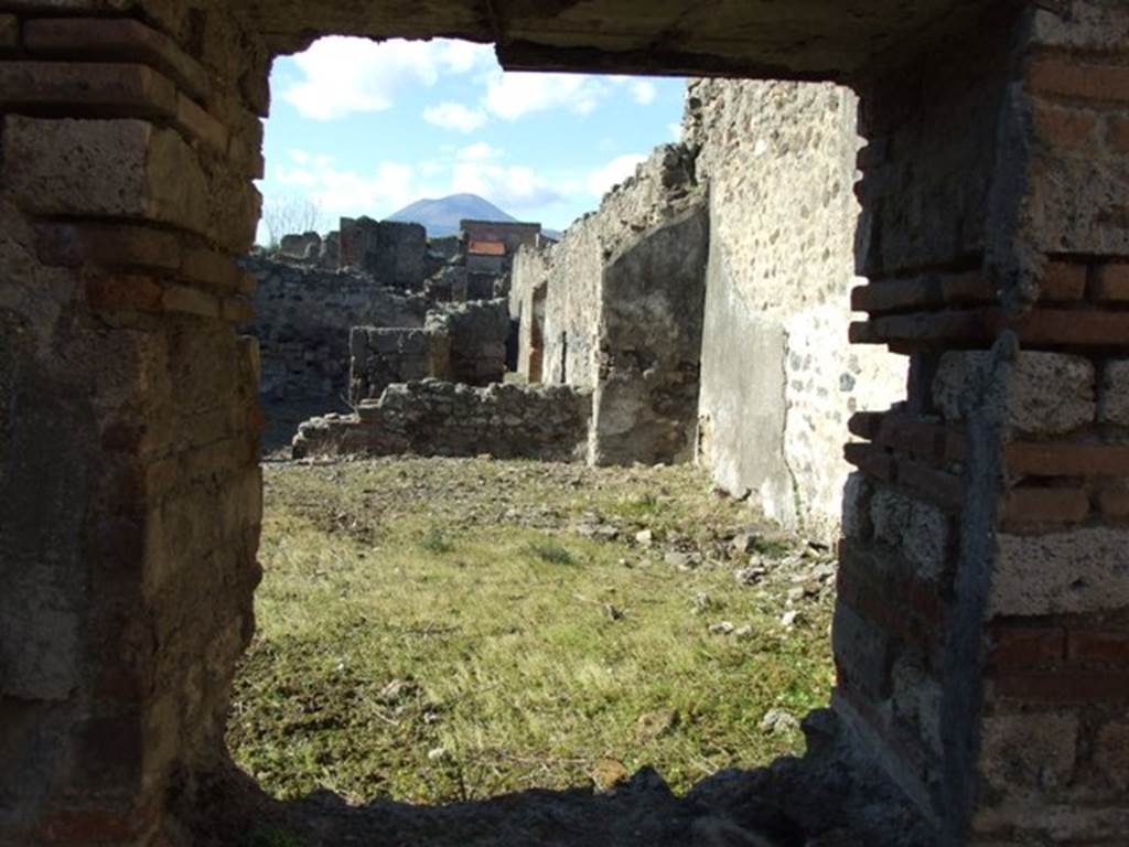 IX.9.a Pompeii. March 2009. North wall of cubiculum, with window overlooking garden.