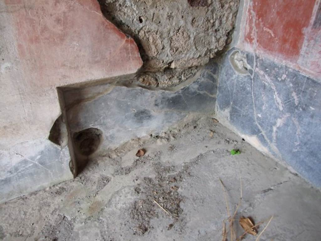 IX.9.c Pompeii.  March 2009.  Recess in south west corner of Triclinium.