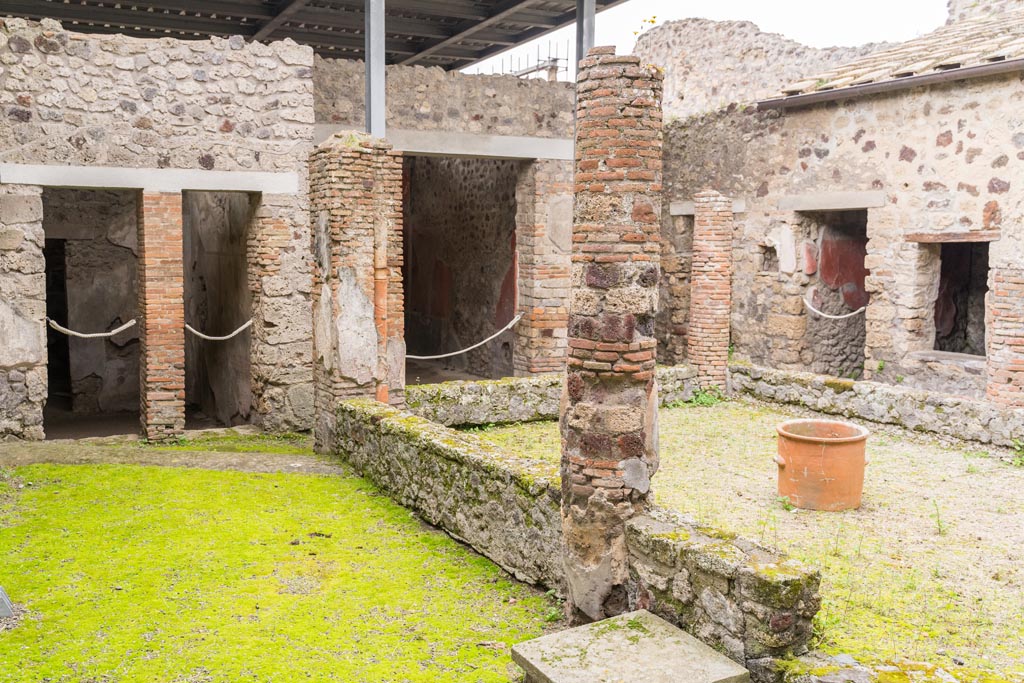IX.9.c Pompeii. March 2023. Looking west across garden area from south portico. Photo courtesy of Johannes Eber.
