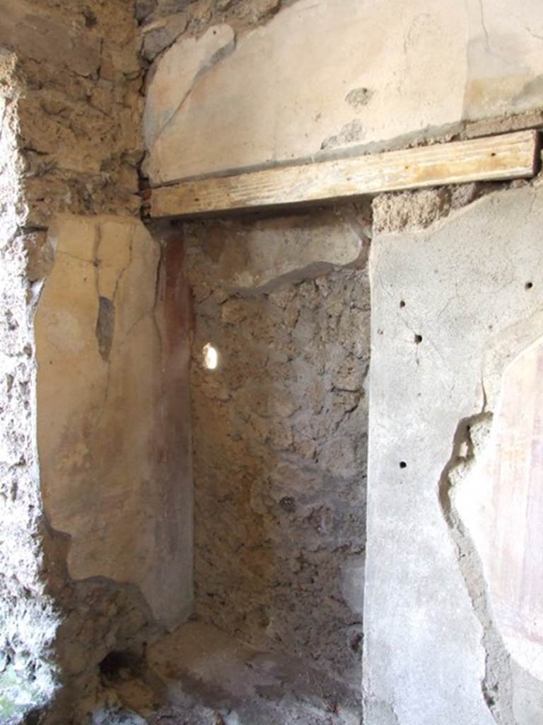 IX.9.c Pompeii. March 2009. South wall of anteroom, with entrance of drain from peristyle.