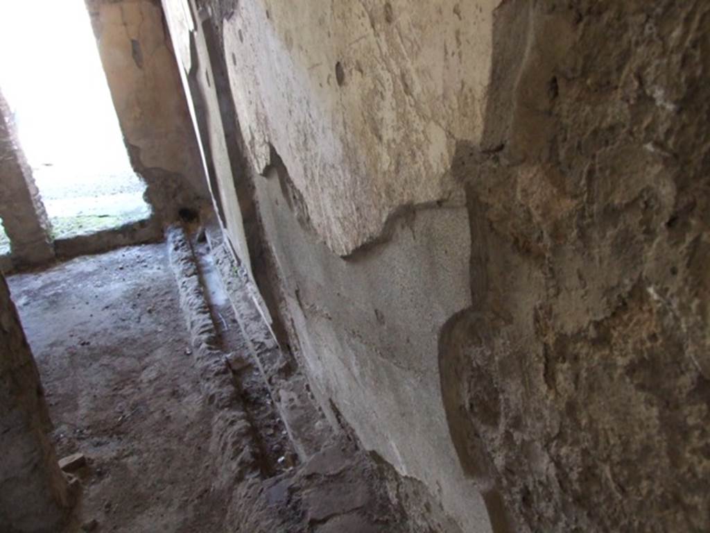 IX.9.c Pompeii.  March 2009.  Looking east along south wall of small room and anteroom, with drain.