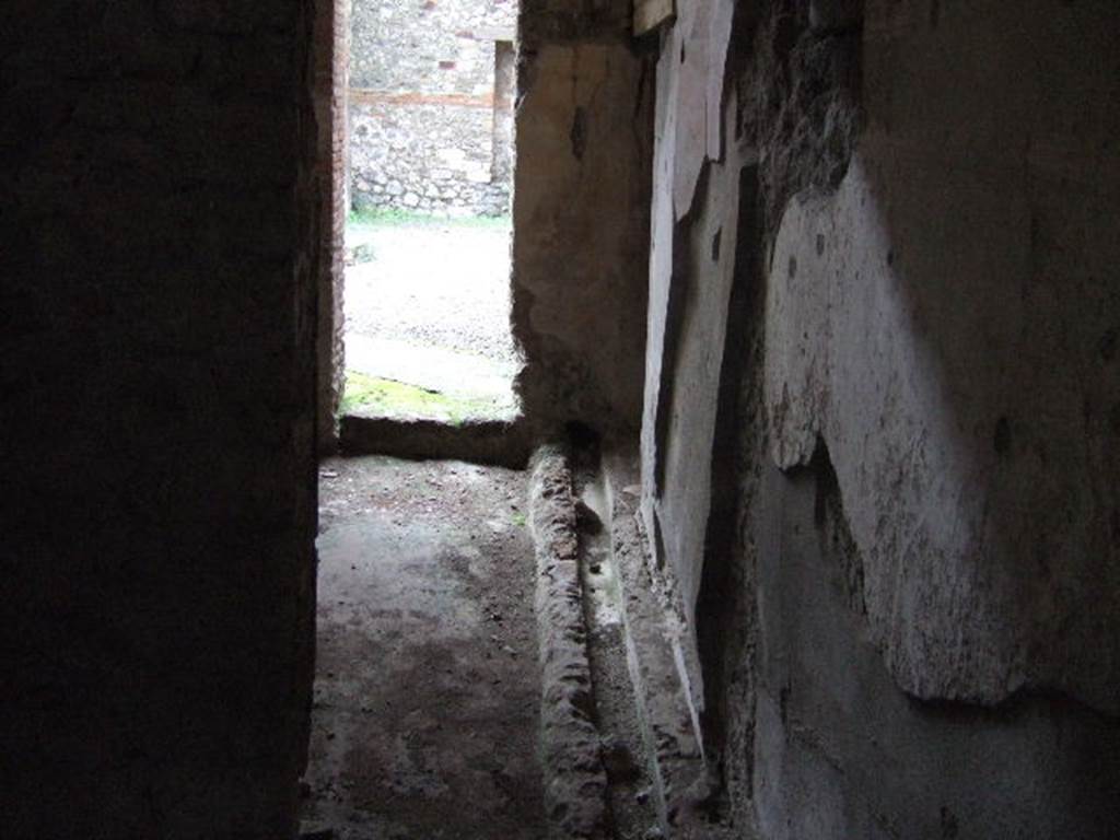 IX.9.c Pompeii. December 2005. Looking east towards portico, from rooms in south-west corner.