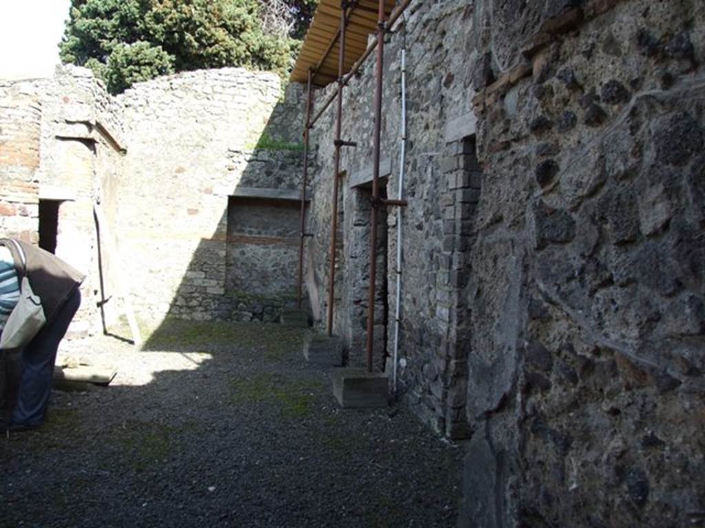 IX.9.c Pompeii. March 2009. Looking east along south portico, from south-west corner.