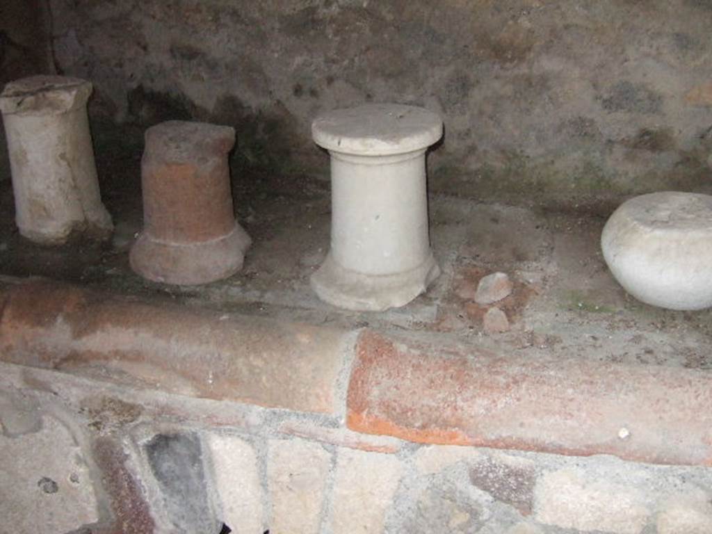 IX.9.c Pompeii.  December 2005.  Kitchen.  Hearth.