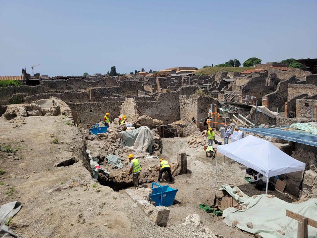 IX.10.1 Pompeii. May 2023. Plan showing excavations underway in rooms 4, 7 and oven 7a.
IX.10.1 Pompei. Maggio 2023. Planimetria degli scavi in corso nell’ambiente 4, 7 e il forno 7a.