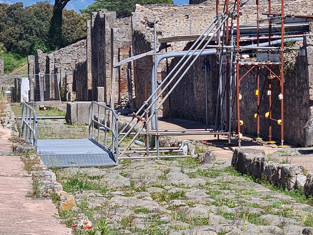 IX.10.1 Pompeii. July 2011. Front wall and room 4 on Via di Nola and side wall on unnamed vicolo between IX.10 and IX.9. Photo courtesy of Rick Bauer.