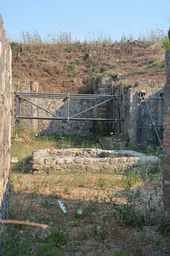 IX.10.2 Pompeii. July 2017. Looking south-west across atrium 2.
Foto Annette Haug, ERC Grant 681269 DÉCOR.
