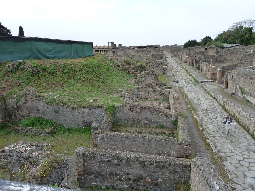 IX.10.2 Pompeii. May 2010. Entrance, looking west along the Via di Nola, over rooms 5, 1, and 3 from above.