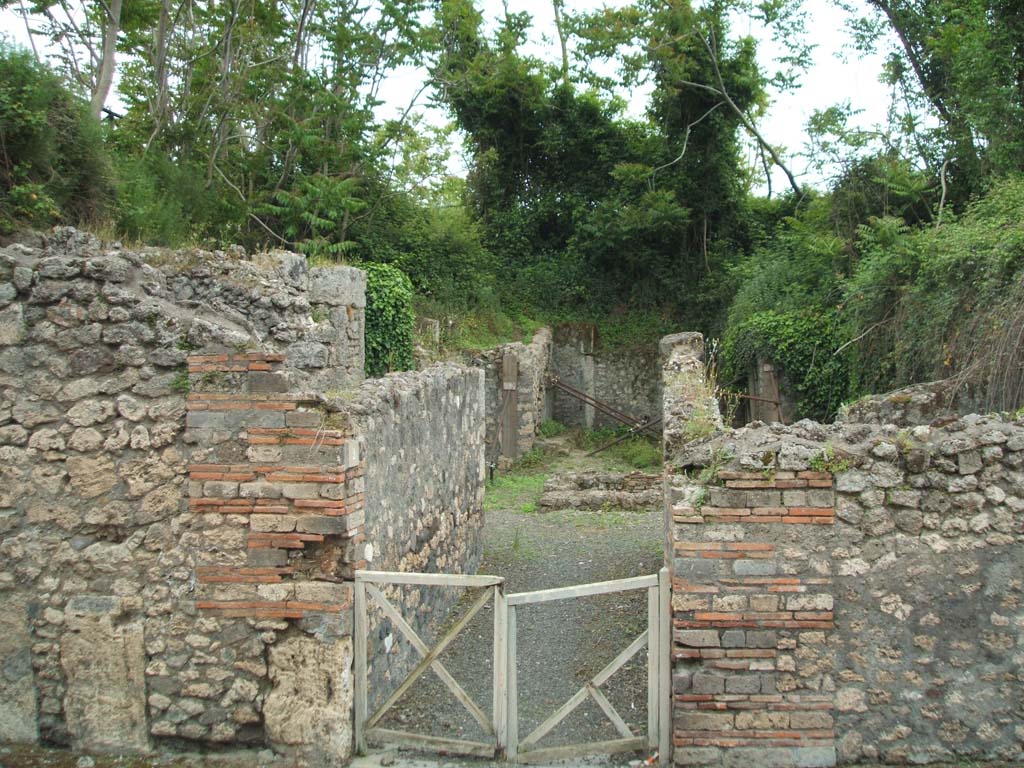 IX.10.2 Pompeii. May 2005. Entrance, looking south from fauces 1, across atrium 2 to room 4.