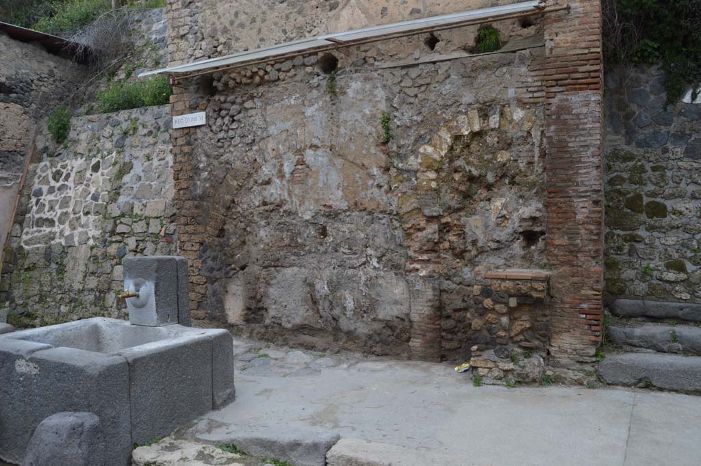 IX.11.1 Pompeii. March 2018. Looking north-west on Via dell’Abbondanza towards fountain with street shrine and altar, at the rear.
Foto Taylor Lauritsen, ERC Grant 681269 DÉCOR.