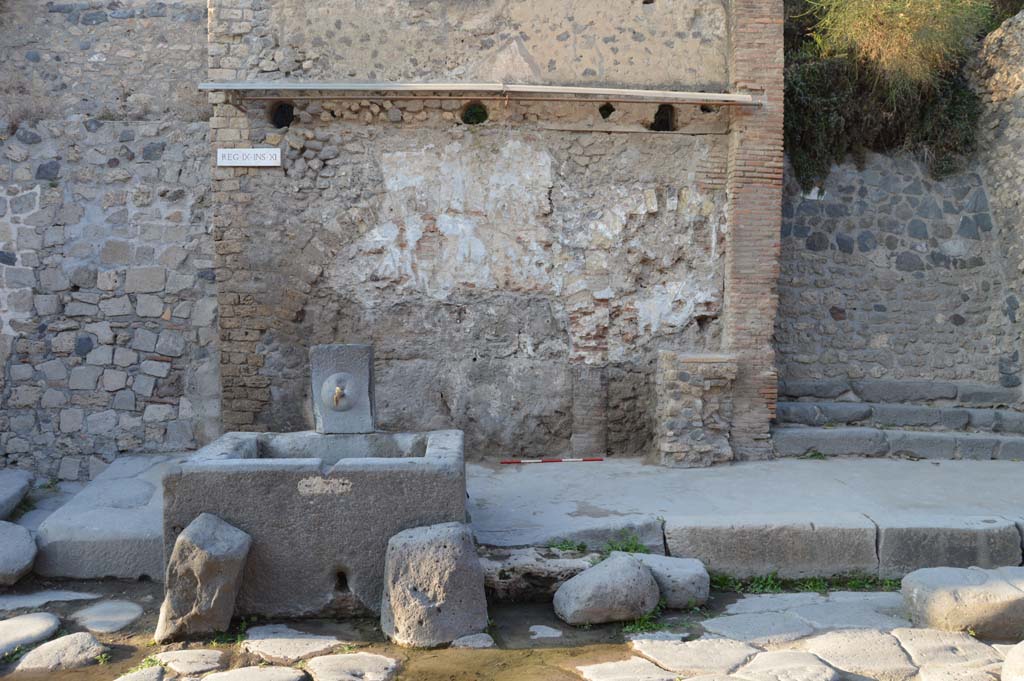 IX.11.1 Pompeii. October 2017. Looking north on Via dell’Abbondanza towards fountain with street shrine and altar, at the rear.
Foto Taylor Lauritsen, ERC Grant 681269 DÉCOR.