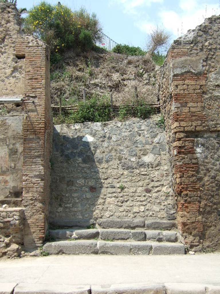 IX.11.1 Pompeii. May 2006. Entrance doorway, with three steps.