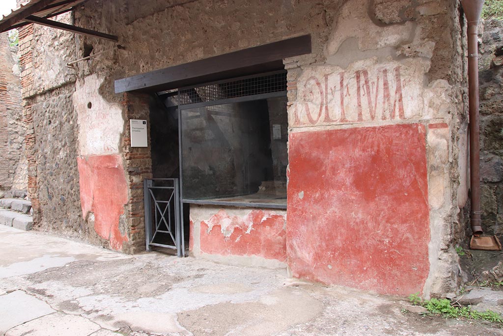 IX.11.2 Pompeii. October2024. Looking towards doorway on north side of Via dell’Abbondanza. Photo courtesy of Klaus Heese