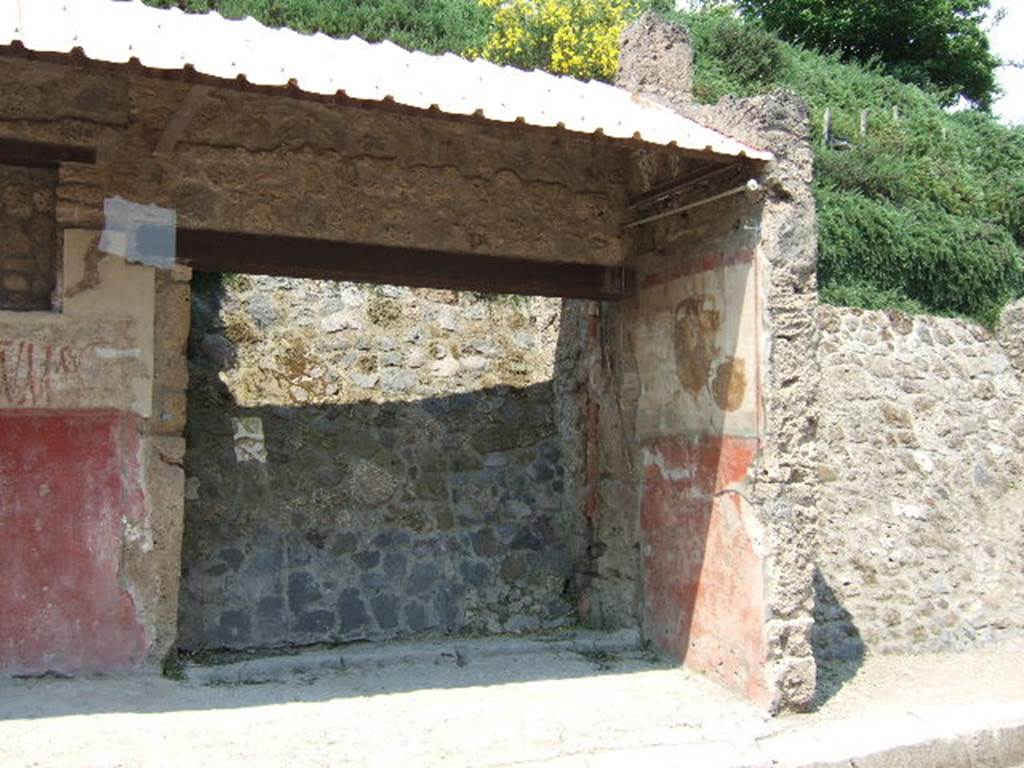IX.11.4 Pompeii. May 2005. Doorway with painting of amphorae, on east side of entrance.