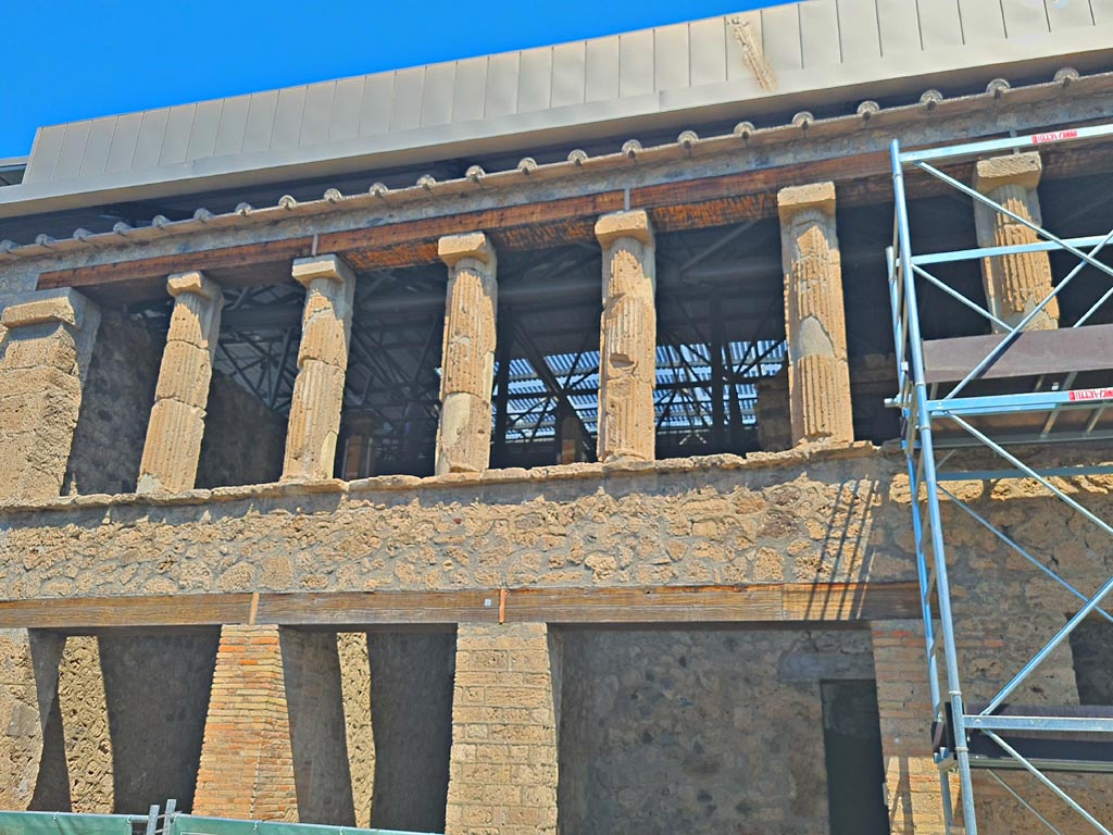 IX.12.3, on left, IX.12.4 in centre, IX.12.5 on right, Pompeii. June 2024.
Upper front façade above IX.12.4. Photo courtesy of Giuseppe Ciaramella.