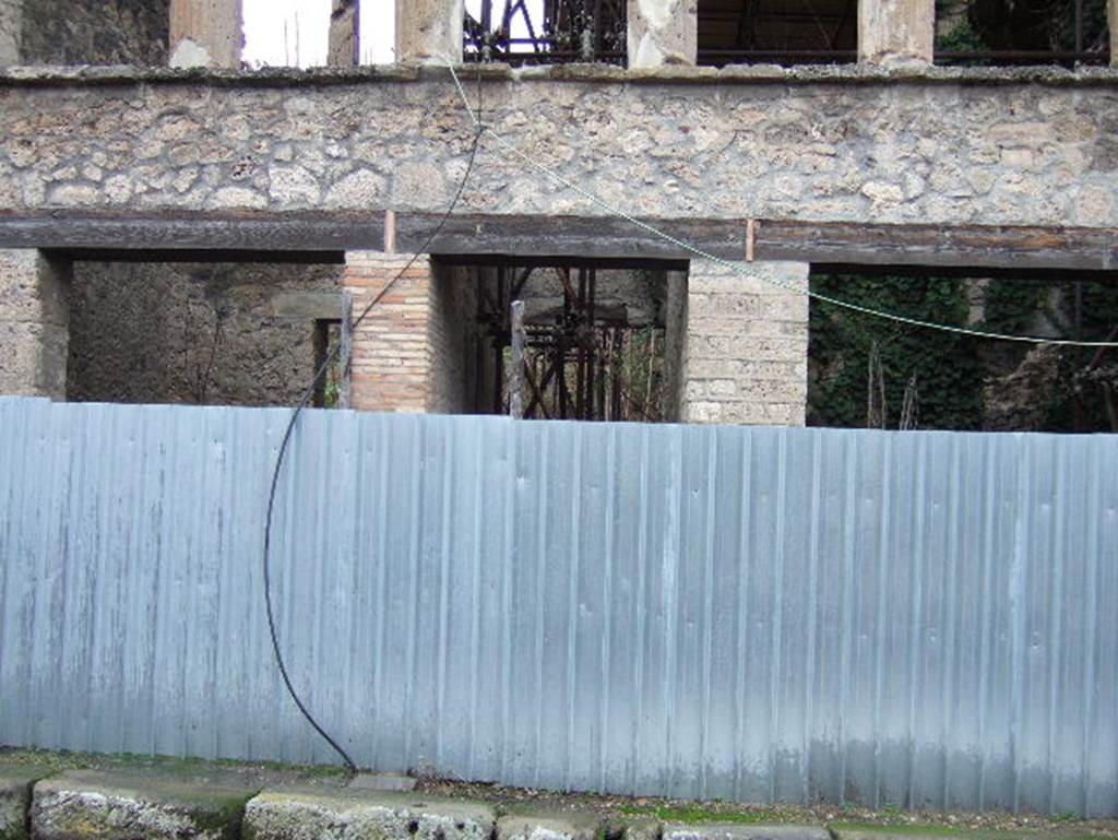 IX.12.4 Pompeii. December 2005. Entrance in centre. According to Garcia y Garcia, number 2 and 4 were hit by bombs in the air bombardment on 19th September 1943. See Garcia y Garcia, L., 2006. Danni di guerra a Pompei. Rome: L’Erma di Bretschneider. (p.158)