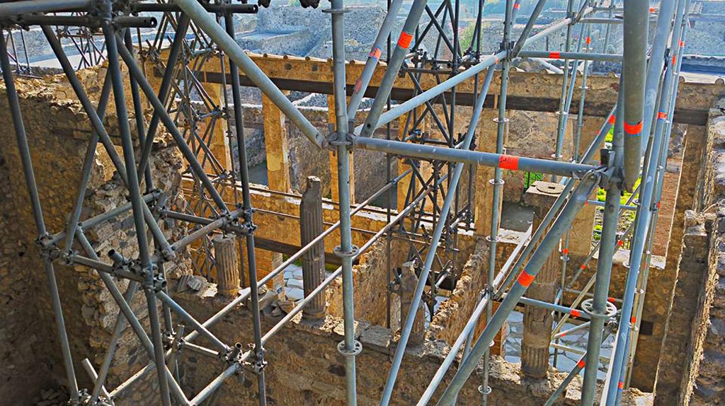 IX.12.4 Pompeii. 2016/2017.
Looking south to rear of upper cenaculum/terrace above IX.12.4 and 3. Photo courtesy of Giuseppe Ciaramella.