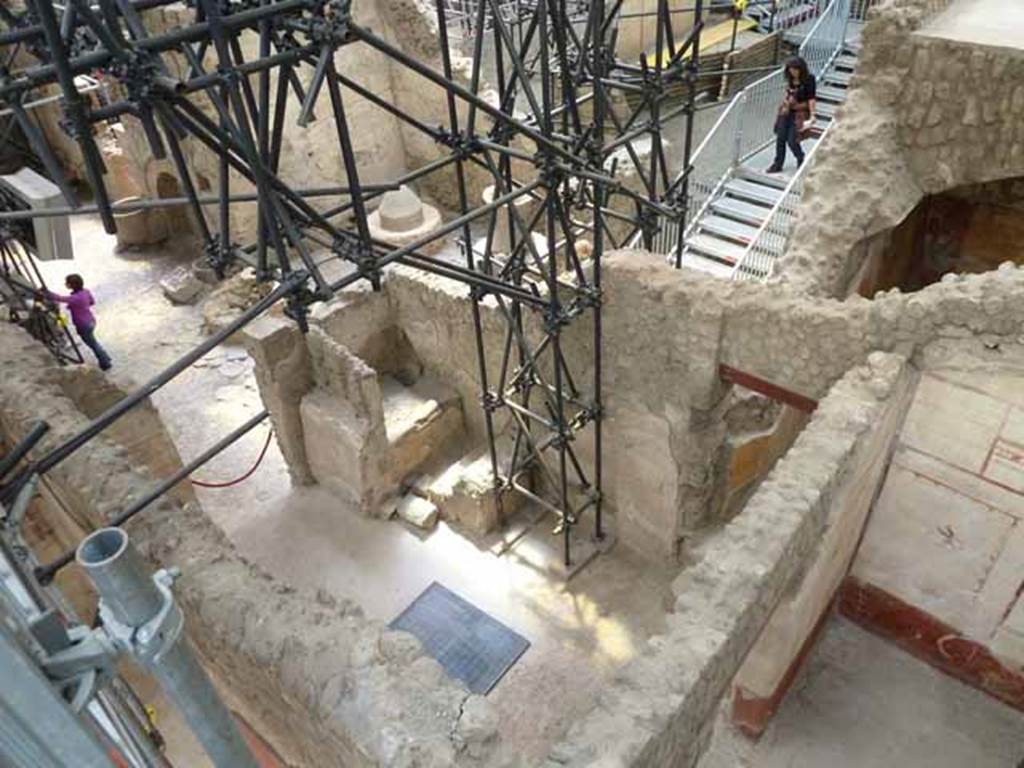 IX.12.6 Pompeii. May 2010. Looking south-west from above room “l(L)”, towards rooms “h” and “f”. 