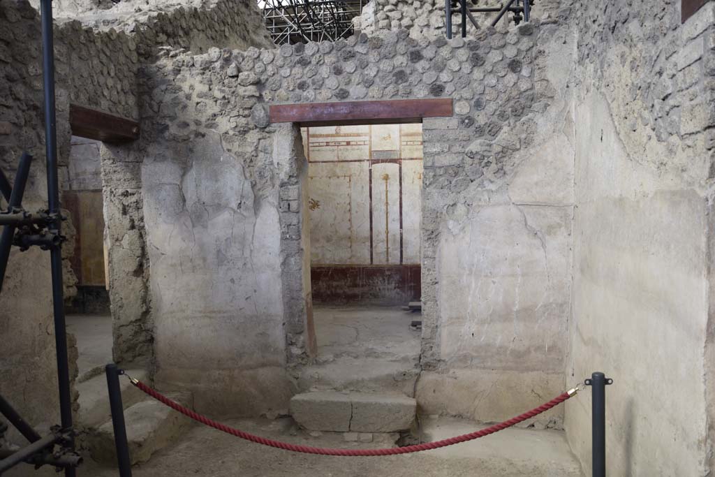 IX.12.6 Pompeii. February 2017. 
Looking north in Room “h”, towards doorway to room “l(L)”, in centre, with doorway to room “i”, on left. Photo courtesy of Johannes Eber.


