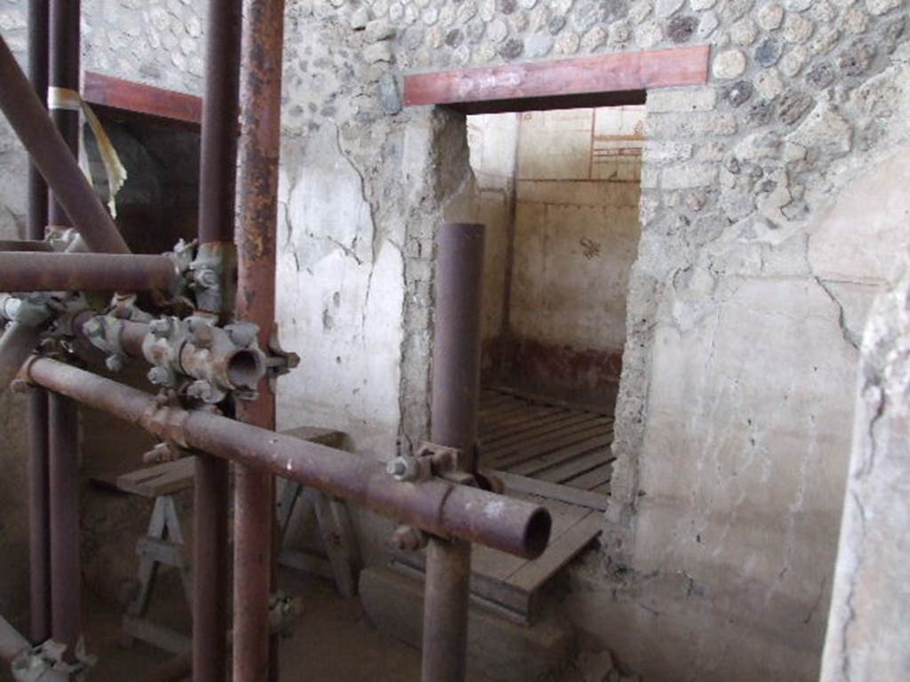 IX.12.6 Pompeii. December 2006. Room “h”, north-west corner. 
The doorway to room “i” is in the west wall, and doorway to room “l(L)” is in the north wall.  
