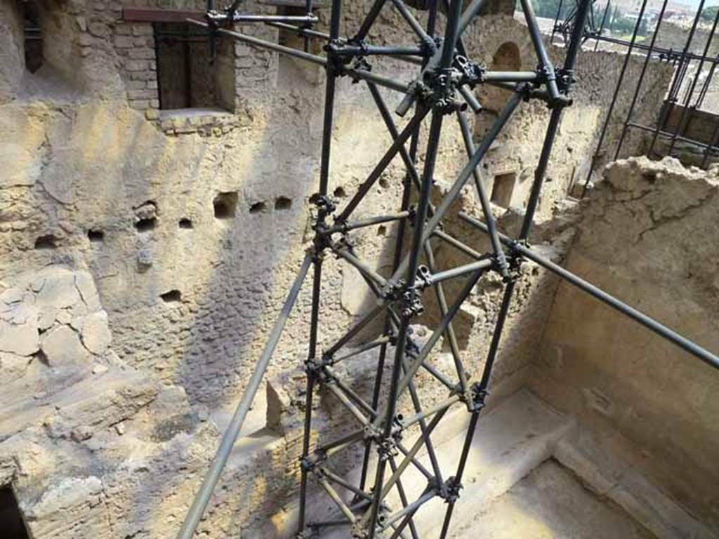 IX.12.6 Pompeii. May 2010. Room “o” and east wall of insula, from above.