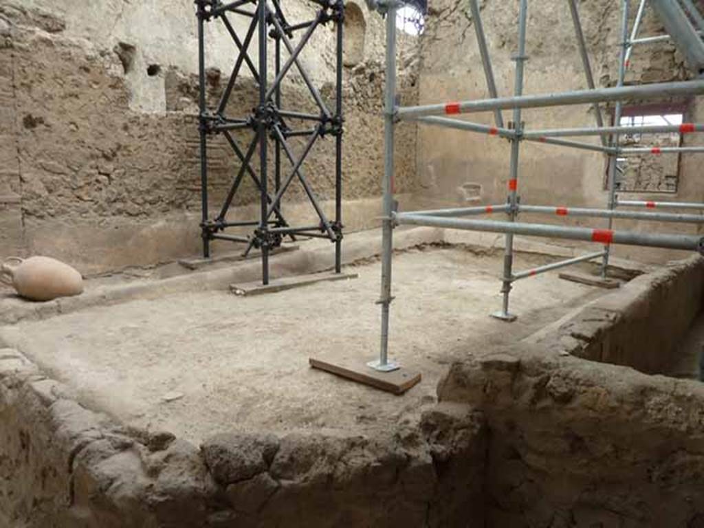 IX.12.6 Pompeii. May 2010. Room “n1”, looking south-east across internal garden.

.