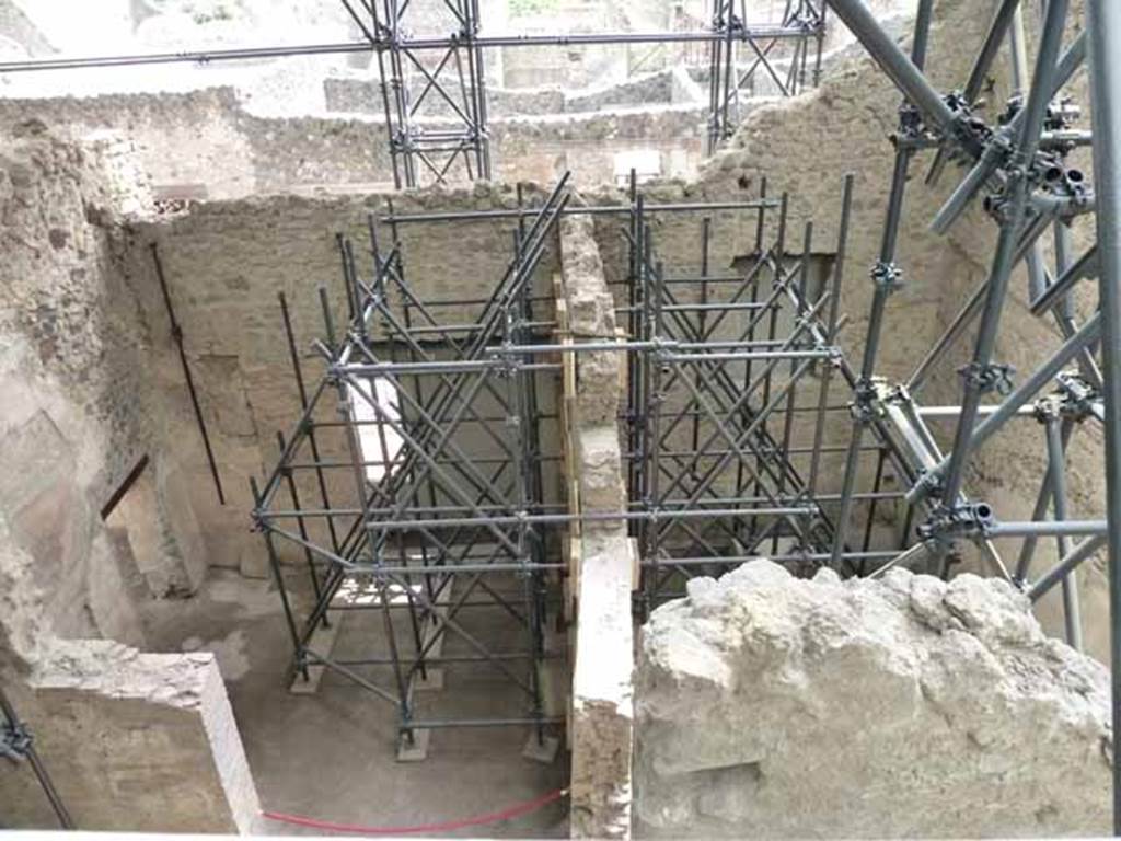 IX.12.6 Pompeii. May 2010. Looking south to room “b” with street entrance at IX.12.6, and room “a” with window, on the right.
