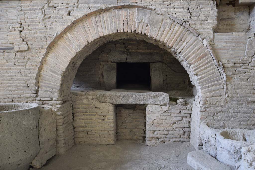 IX.12.6 Pompeii. February 2017. Room “e”, detail of oven in bakery. Photo courtesy of Johannes Eber.