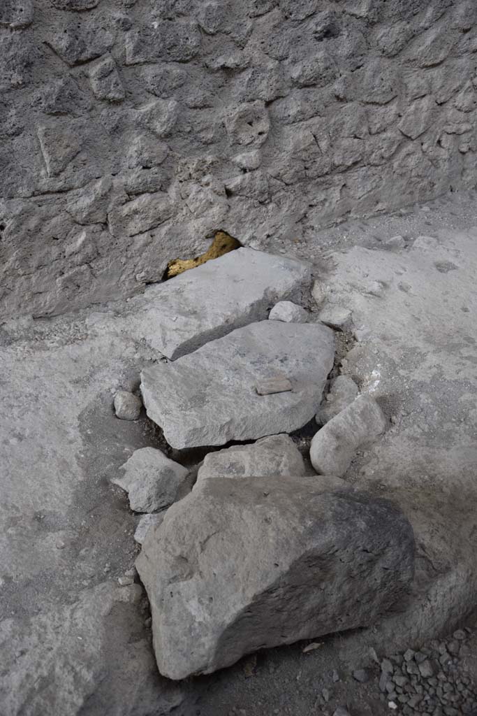 IX.12.8 Pompeii. February 2017.
Detail from vicolo pavement on west side of roadway. Photo courtesy of Johannes Eber.