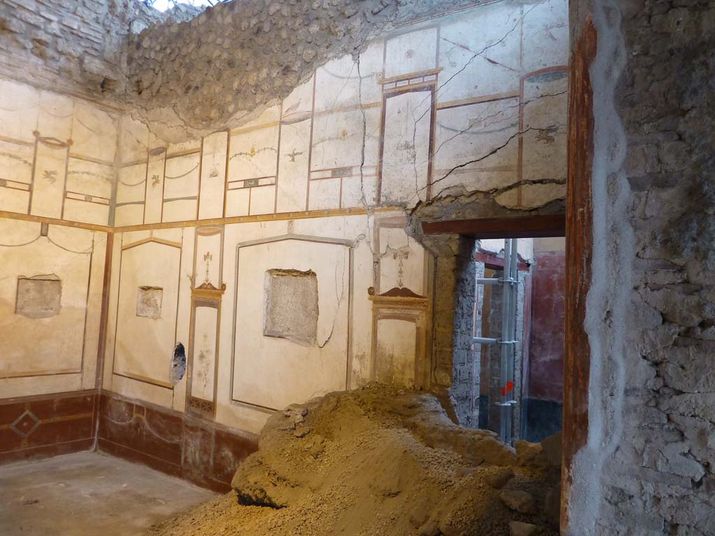 IX.12.9 Pompeii. May 2010. Room 13, east wall with doorway, blocked, to room 11.